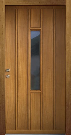 Haustüre mit Holzstegen verziert