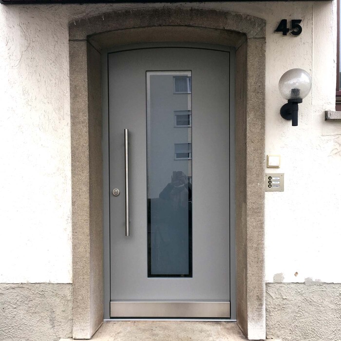 Colorierte Baisch Haustüre mit Metallgriff